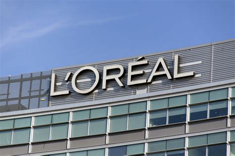 L'Oréal Groupe signe un contrat de licence mondiale exclusif .